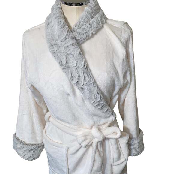 Carole Hochman Robe With Faux Fur Collar and Sleeves and two front pockets sz M - Picture 2 of 7